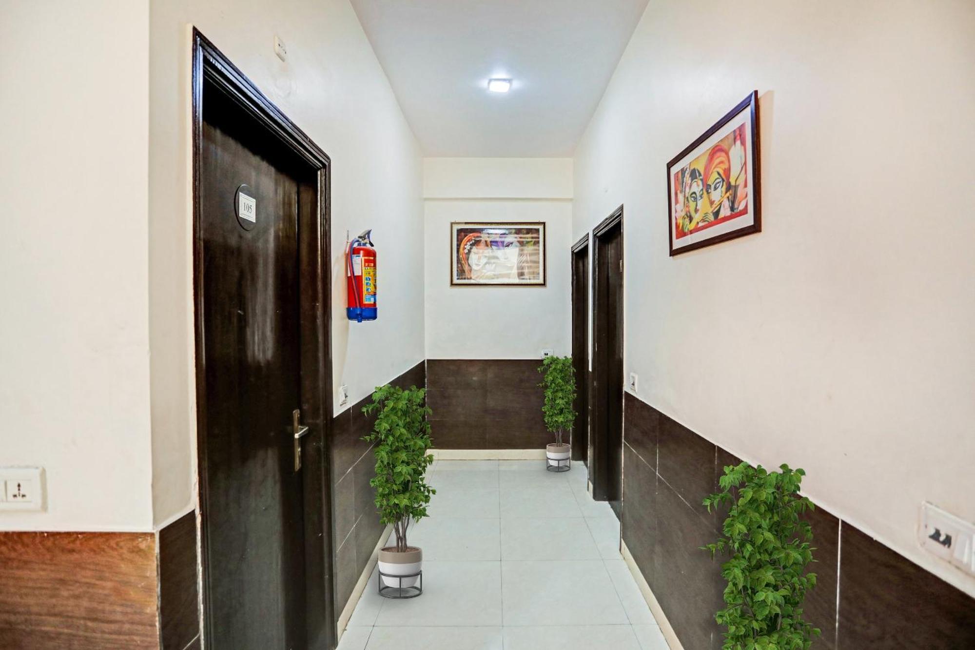 Hotel O U Rooms Near Iskcon Temple Noida Exterior photo